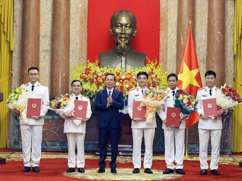 Chủ tịch nước Võ Văn Thưởng trao Quyết định bổ nhiệm chức danh Kiểm sát viên Viện Kiểm sát nhân dân Tối cao đối với 5 đồng chí. (Ảnh: Thống Nhất/TTXVN)