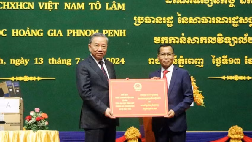 Chủ tịch nước Tô Lâm trao quà tặng Trường đại học Hoàng gia Phnom Penh. (Ảnh: Nguyễn Hiệp) Chủ tịch nước Tô Lâm trao quà tặng Trường đại học Hoàng gia Phnom Penh. (Ảnh: Nguyễn Hiệp)