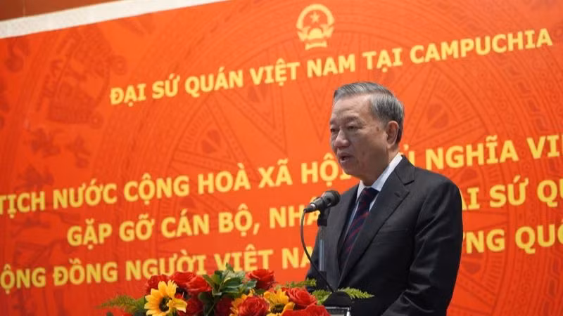 Chủ tịch nước Tô Lâm nói chuyện thân mật với đại diện cộng đồng người Việt Nam tại Campuchia