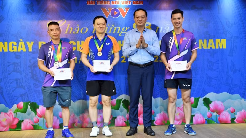 Các vận động viên giành Huy chương Vàng ở nội dung đơn nam lãnh đạo, đơn nam trên 45 tuổi và đơn nam dưới 45 tuổi.