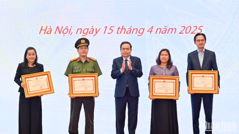 Chủ tịch Quốc hội Trần Thanh Mẫn trao Bằng khen của Ủy ban Thường vụ Quốc hội cho các tập thể. (Ảnh: Duy Linh)
