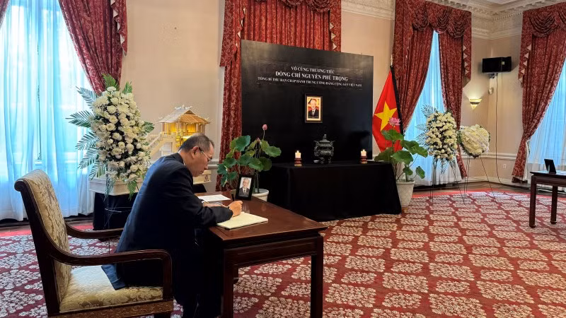 Ông Nguyễn Anh Tuấn, Giám đốc Diễn đàn toàn cầu Boston, nguyên Tổng Biên tập Báo VietnamNet ghi sổ tang. (Ảnh: Kiều Trang/TTXVN)