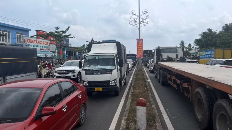 Cả hai hướng từ Bến Tre sang Tiền Giang và ngược lại đều bị kẹt xe.