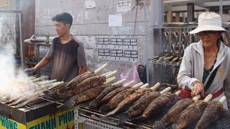Năm nay giá cá lóc nướng cũng giữ giá bình ổn cùng với năm trước.