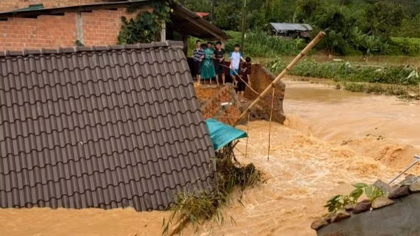 Mưa lũ dâng đến nóc nhà người dân.