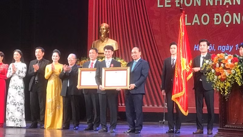 Chủ tịch nước Nguyễn Xuân Phúc trao tặng Huân chương Lao động hạng Ba cho tập thể Nhà hát kịch Việt Nam và Giám đốc Nhà hát, Nghệ sĩ ưu tú Nguyễn Xuân Bắc.
