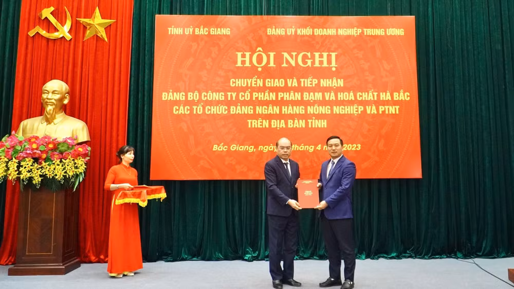 Chuyển giao, tiếp nhận các tổ chức đảng trên địa bàn tỉnh Bắc Giang. Chuyển giao, tiếp nhận các tổ chức đảng trên địa bàn tỉnh Bắc Giang.