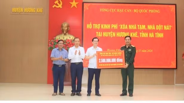 Đại diện lãnh đạo huyện Hương Khê nhận biểu trưng quà tặng từ các đơn vị tài trợ.