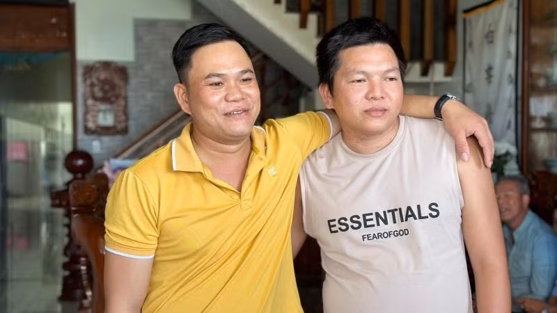Hai thuyền trưởng Nguyễn Tấn Hòa và Nguyễn Văn Nở gặp lại tại quê nhà sau chuỗi ngày gặp nạn trên biển.