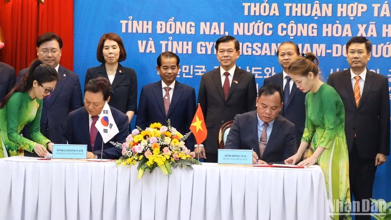 Quyền Chủ tịch Ủy ban nhân dân tỉnh Đồng Nai Võ Tấn Đức và Thống đốc tỉnh Gyeongnam Park Wan Soo đã ký kết bản thỏa thuận hợp tác giữa chính quyền hai bên.