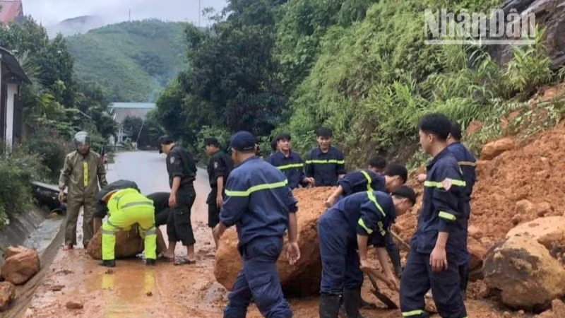Công an huyện Mường La huy động lực lượng tham gia thông đường sau sạt lở tại những tuyến đường lên các xã. Công an huyện Mường La huy động lực lượng tham gia thông đường sau sạt lở tại những tuyến đường lên các xã.