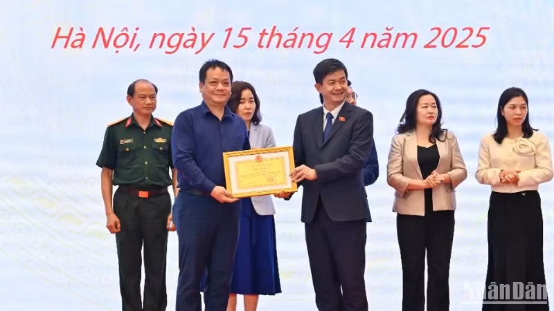 Tổng Thư ký Quốc hội, Chủ nhiệm Văn phòng Quốc hội Lê Quang Tùng trao Bằng khen cho Báo Nhân Dân. (Ảnh: Duy Linh)