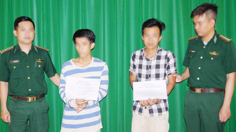 Lực lượng biên phòng bắt giữ 2 đối tượng trong vụ án mua bán trái phép chất ma túy. (Ảnh: H.A)