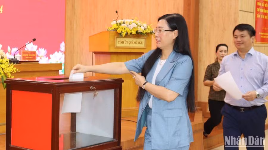 100 đại biểu là Tỉnh ủy viên tham dự hội nghị bỏ phiếu kín, thống nhất xếp loại Đảng bộ tỉnh Quảng Ngãi năm 2023 “Hoàn thành xuất sắc nhiệm vụ”.