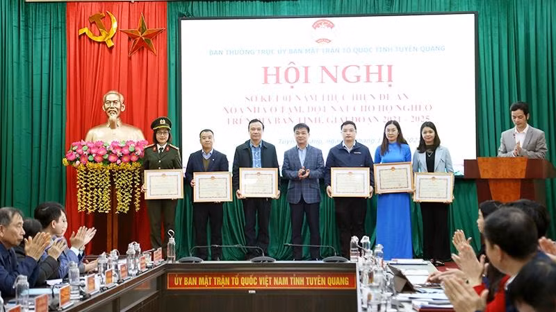 Lãnh đạo Mặt trận Tổ quốc tỉnh Tuyên Quang trao Bằng khen của UBND tỉnh cho các cá nhân có thành tích xuất sắc trong thực hiện đề án.