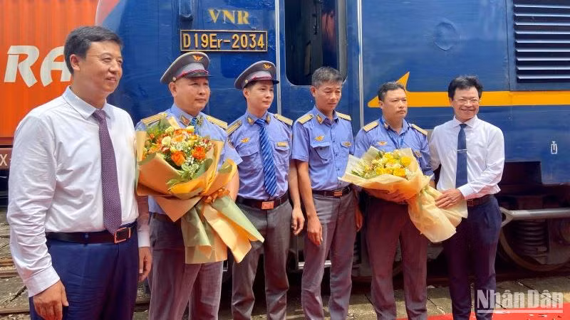 Chủ tịch Hội đồng thành viên Tổng Công ty Đường sắt Việt Nam Đặng Sỹ Mạnh (ngoài cùng bên phải) tặng hoa cho nhân viên tổ tàu.