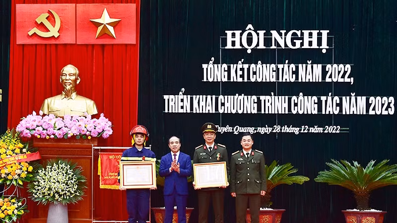 Thừa ủy quyền của Chủ tịch nước, đồng chí Chẩu Văn Lâm, Ủy viên Trung ương Đảng, Bí thư Tỉnh ủy Tuyên Quang trao Huân chương bảo vệ Tổ quốc hạng Ba và Huân chương Dũng cảm cho các cá nhân.