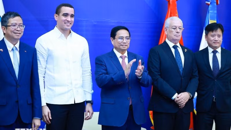 Thủ tướng Phạm Minh Chính với lãnh đạo Học viện Ngoại giao Dominica. (Ảnh: Dương Giang/TTXVN) Thủ tướng Phạm Minh Chính với lãnh đạo Học viện Ngoại giao Dominica. (Ảnh: Dương Giang/TTXVN)