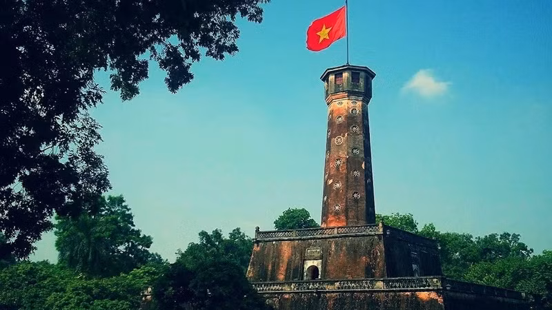 Thủ đô Hà Nội đang phát triển mạnh mẽ nhưng vẫn giữ được nét đẹp cổ kính.