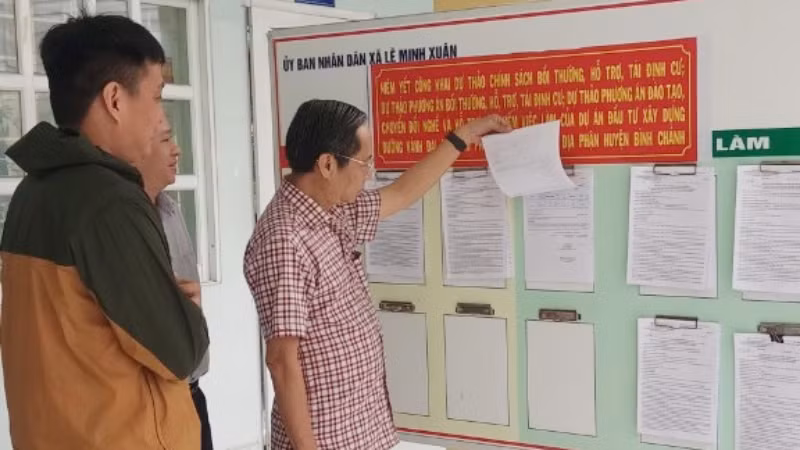 Lãnh đạo Sở Tài nguyên và Môi trường Thành phố Hồ Chí Minh kiểm tra công tác niêm yết Chính sách bồi thường Dự án Vành đai 3 tại Ủy ban nhân dân xã Lê Minh Xuân, huyện Bình Chánh.