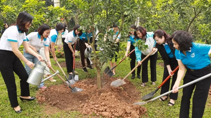 Các đại biểu tham gia trồng cây tại Khu di tích Phủ Chủ tịch.