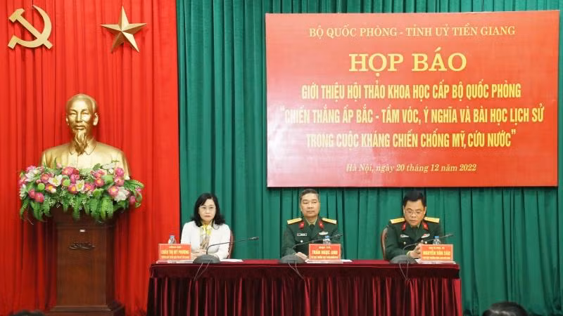 Ban Tổ chức cuộc họp báo.