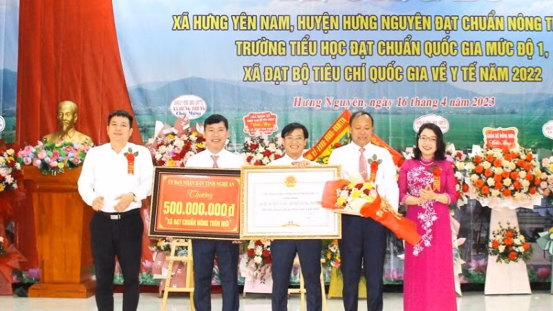 Xã Hưng Yên Nam vinh dự đón Bằng công nhận xã đạt chuẩn Nông thôn mới.