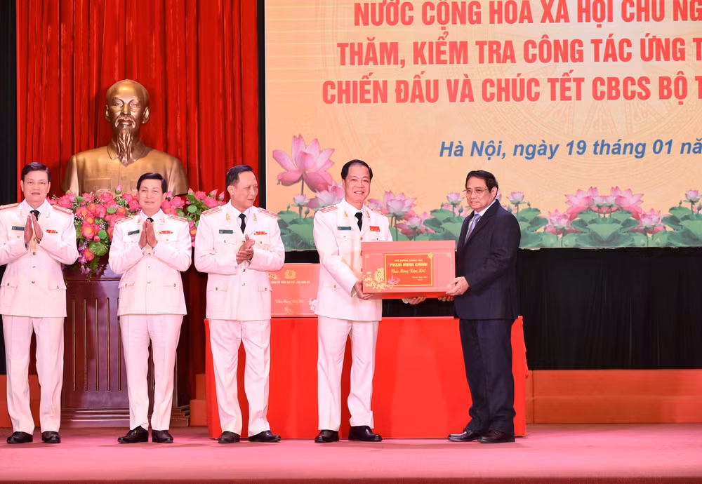 Thủ tướng Phạm Minh Chính tặng quà, chúc Tết cán bộ, chiến sĩ Bộ Tư lệnh Cảnh vệ. (Ảnh: Trần Hải)