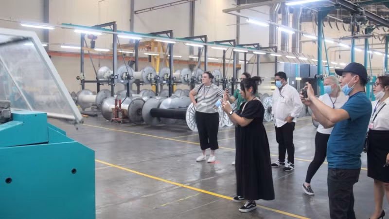 Phái đoàn tham quan nhà máy sợi của Công ty cổ phần Vinatex Phú Hưng.