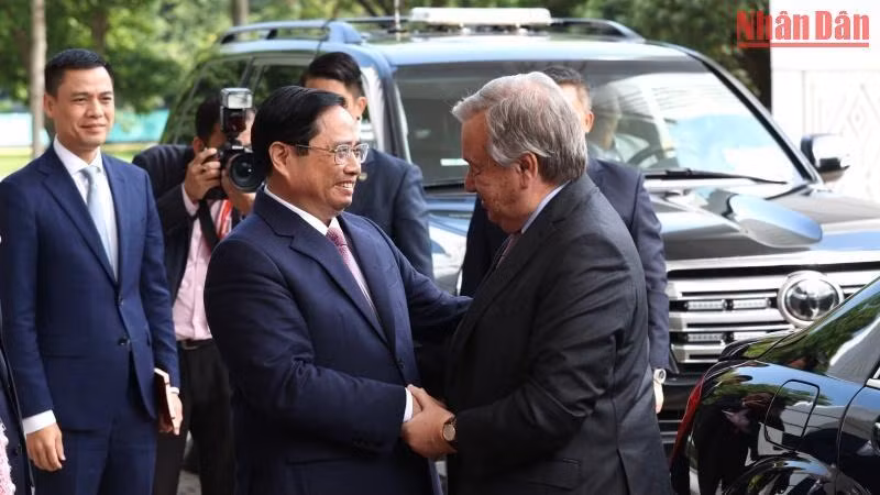 Thủ tướng Phạm Minh Chính đón Tổng Thư ký Liên hợp quốc António Guterres. (Ảnh: Trần Hải)