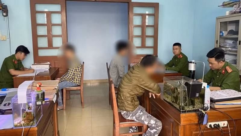 Công an lấy lời khai các đối tượng. (Ảnh: Công an cung cấp)