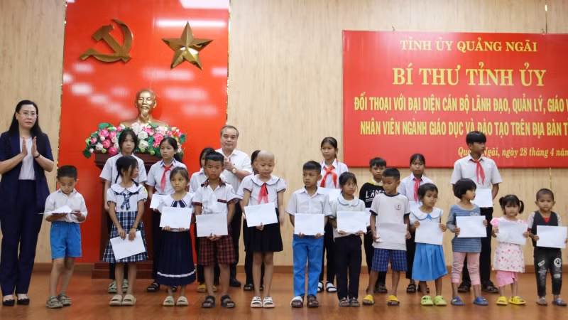 Lãnh đạo tỉnh Quảng Ngãi tặng quà cho học sinh nghèo miền núi. Lãnh đạo tỉnh Quảng Ngãi tặng quà cho học sinh nghèo miền núi.