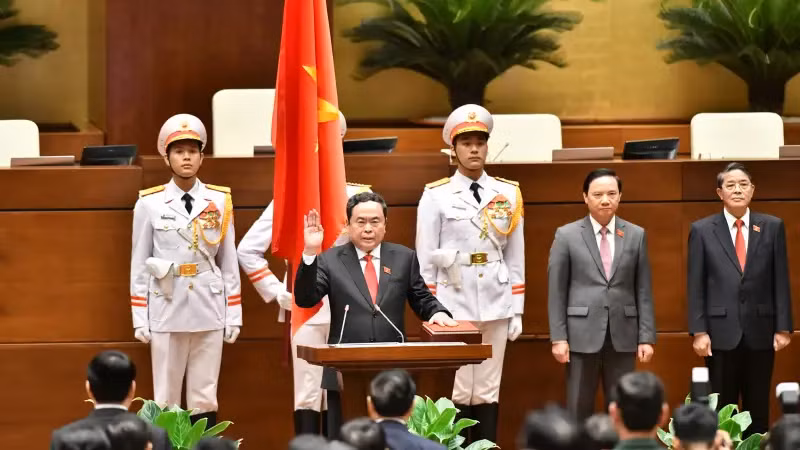 Chủ tịch Quốc hội Trần Thanh Mẫn thực hiện nghi lễ tuyên thệ nhậm chức. (Ảnh: Thủy Nguyên) Chủ tịch Quốc hội Trần Thanh Mẫn thực hiện nghi lễ tuyên thệ nhậm chức. (Ảnh: Thủy Nguyên)