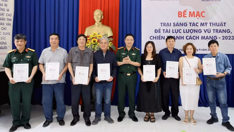 Ban tổ chức trao giấy chứng nhận cho các họa sĩ tham gia Trại sáng tác.