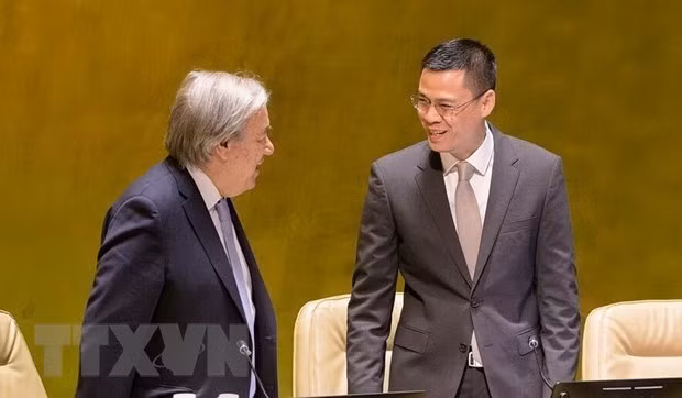 Phó Chủ tịch Đại hội đồng Liên hợp quốc, Đại sứ Đặng Hoàng Giang, Trưởng Phái đoàn đại diện thường trực Việt Nam tại LHQ (bên phải), trao đổi với Tổng Thư ký LHQ António Guterres. (Ảnh: Thanh Tuấn/TTXVN)