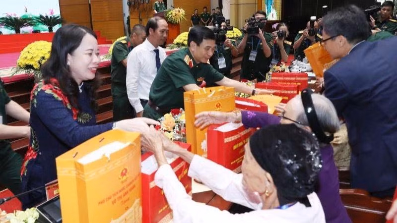 Đại tướng Phan Văn Giang, Phó Chủ tịch nước Võ Thị Ánh Xuân và Phó Thủ tướng Vũ Đức Đam tặng quà các Bà mẹ Việt Nam Anh hùng tại buổi gặp mặt.