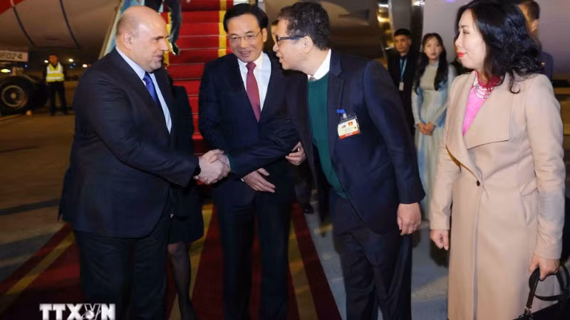 Đại sứ Việt Nam tại Nga Đặng Minh Khôi đón Thủ tướng Chính phủ Liên bang Nga Mikhail Vladimirovich Mishustin tại sân bay quốc tế Nội Bài, Hà Nội. (Ảnh: Phạm Kiên/TTXVN)