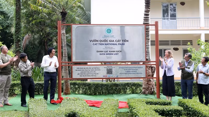 Các đại biểu tại lễ gắn biển Danh lục Xanh cho Vườn Quốc gia Cát Tiên.