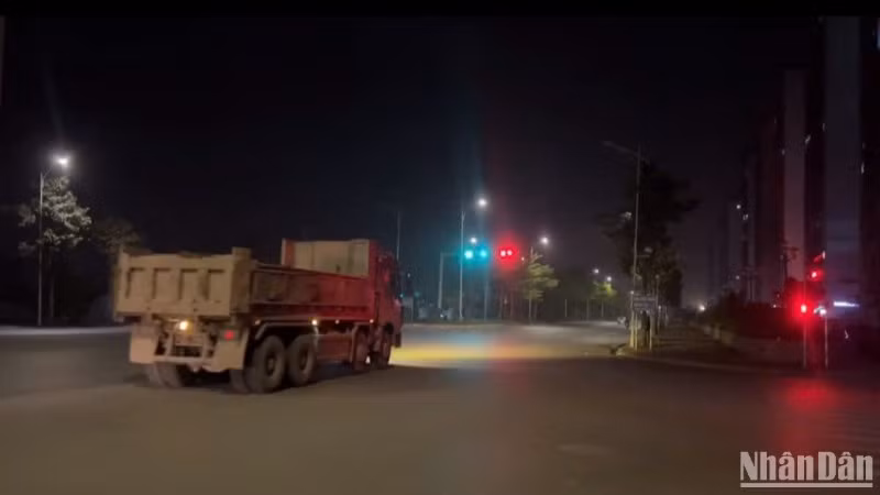 Tái diễn tình trạng xe tải liên tiếp vượt đèn đỏ vào ban đêm tại Thủ đô Hà Nội. (Ảnh: LÊ ĐỨC)