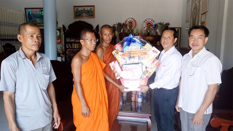 Đoàn công tác An Giang thăm, chúc Tết cổ truyền Chôl Chnăm Thmây.