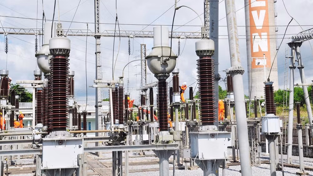 Công nhân của công ty vệ sinh thiết bị trạm biến áp 110kV.