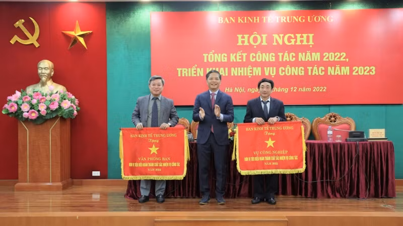 Đồng chí Trần Tuấn Anh trao Bằng khen Thủ tướng Chính phủ tặng các đồng chí thuộc Ban Kinh tế Trung ương đã hoàn thành xuất sắc các nhiệm vụ trong thời gian qua.