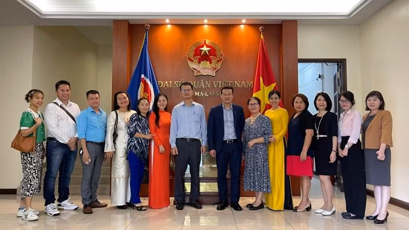 Đoàn công tác chụp ảnh lưu niệm cùng một số đại diện hội đoàn và giáo viên giảng dạy tiếng Việt tại Malaysia. (Ảnh: Ủy ban Nhà nước về người Việt Nam ở nước ngoài)