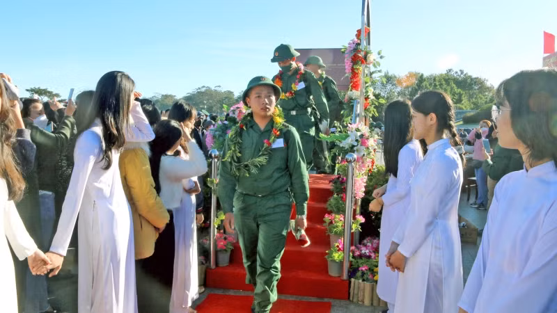 Các tân binh hăng hái lên đường làm nhiệm vụ xây dựng và bảo vệ Tổ quốc.