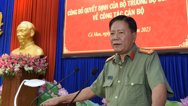 Đại tá Phạm Thành Sỹ, Giám đốc Công an tỉnh Cà Mau công bố Quyết định của Bộ trưởng Công an bổ nhiệm Thượng tá Lê Tấn Vinh đảm nhận chức Phó Giám đốc Công an tỉnh Cà Mau.
