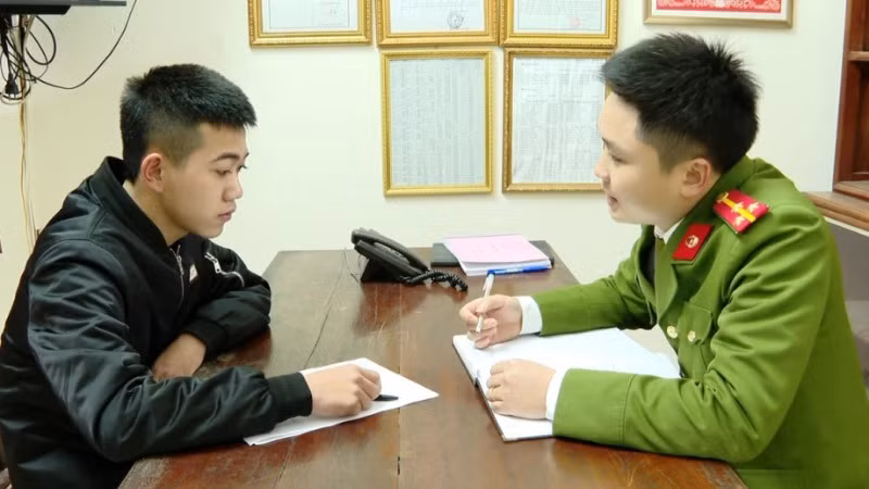 Đối tượng đang khai báo tại cơ quan Cảnh sát điều tra, Công an tỉnh Ninh Bình.