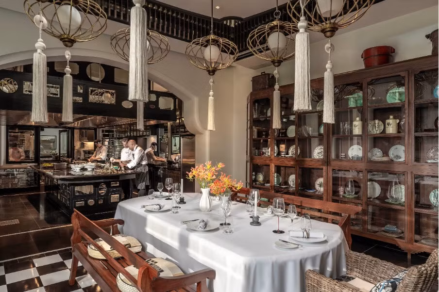 Không gian sang trọng bên trong nhà hàng La Maison 1888 với điểm nhấn là khu bếp mở.