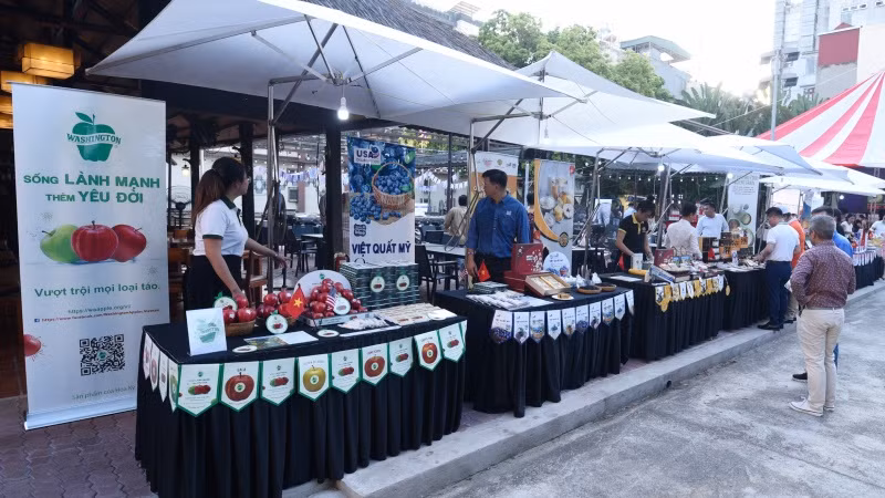 Khách mời có cơ hội tham quan, thưởng thức các mặt hàng nông sản của Hoa Kỳ.
