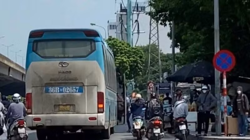 Hình ảnh xe khách dừng, đỗ đón trả khách không đúng quy định do người dân phản ánh.