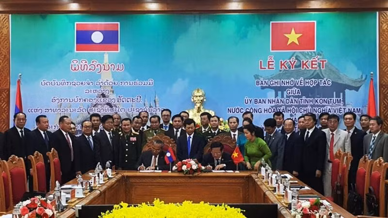 Chủ tịch Ủy ban nhân dân tỉnh Kon Tum Lê Ngọc Tuấn và Tỉnh trưởng tỉnh Attapeu Let Xaynhaphone ký kết Bản ghi nhớ hợp tác giai đoạn 2022-2027. Chủ tịch Ủy ban nhân dân tỉnh Kon Tum Lê Ngọc Tuấn và Tỉnh trưởng tỉnh Attapeu Let Xaynhaphone ký kết Bản ghi nhớ hợp tác giai đoạn 2022-2027.
